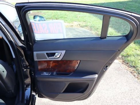 Used 2011 Jaguar XF Premium image 18