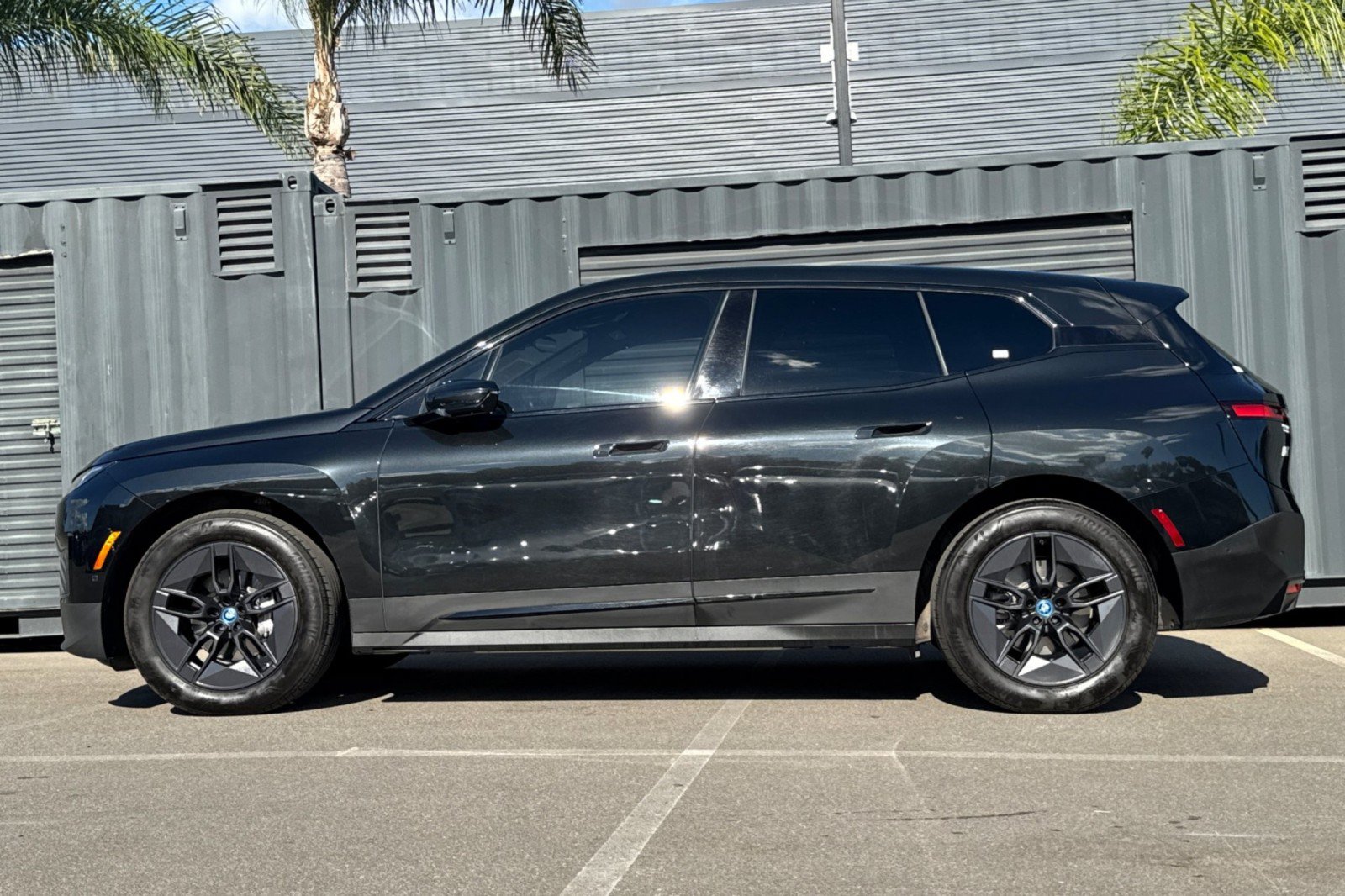 Used 2025 BMW iX xDrive50 AWD/4WD image 2