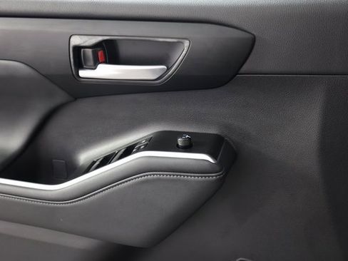 Used 2025 Toyota Highlander LE image 22