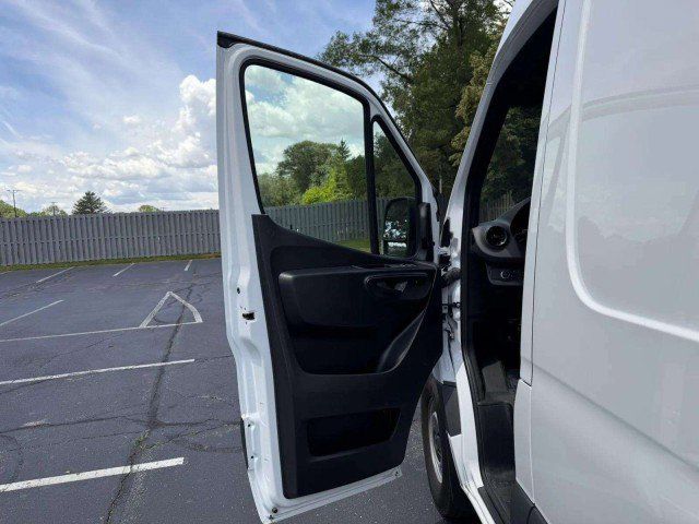 Used 2025 Mercedes-Benz Sprinter 2500 image 16