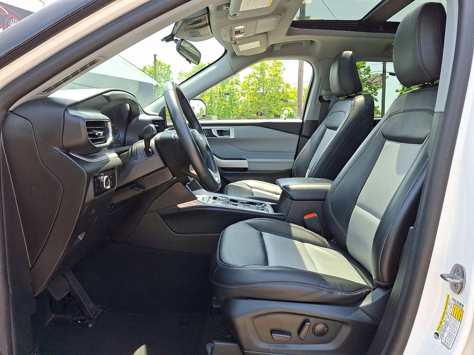 Used 2023 Ford Explorer XLT w/ Equipment Group 202A AWD/4WD image 13