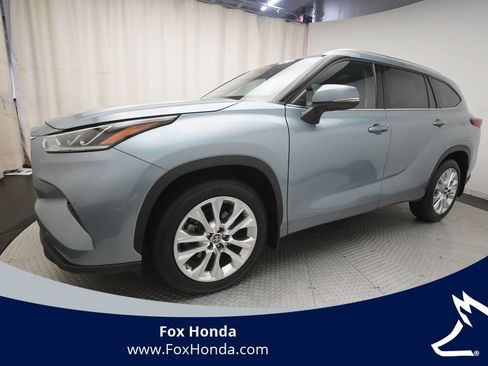 Used 2023 Toyota Highlander Limited AWD/4WD image 1