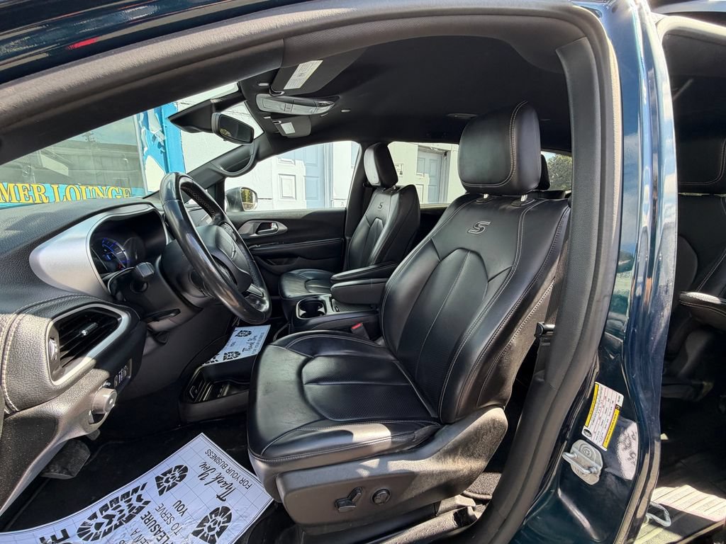 Used 2023 Chrysler Pacifica Touring-L w/ S Appearance Package FWD image 9