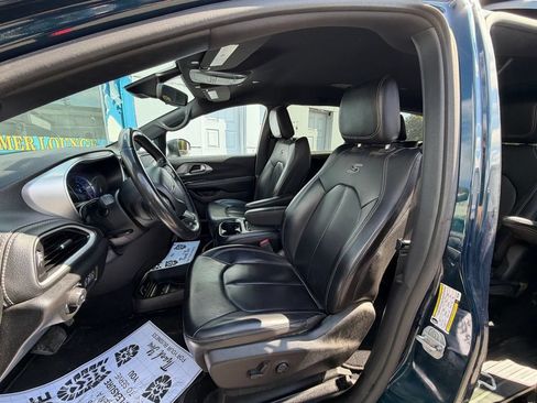 Used 2023 Chrysler Pacifica Touring-L w/ S Appearance Package FWD image 9