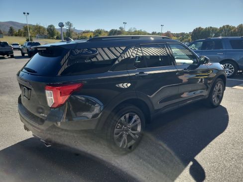 Used 2023 Ford Explorer XLT w/ Equipment Group 202A image 6