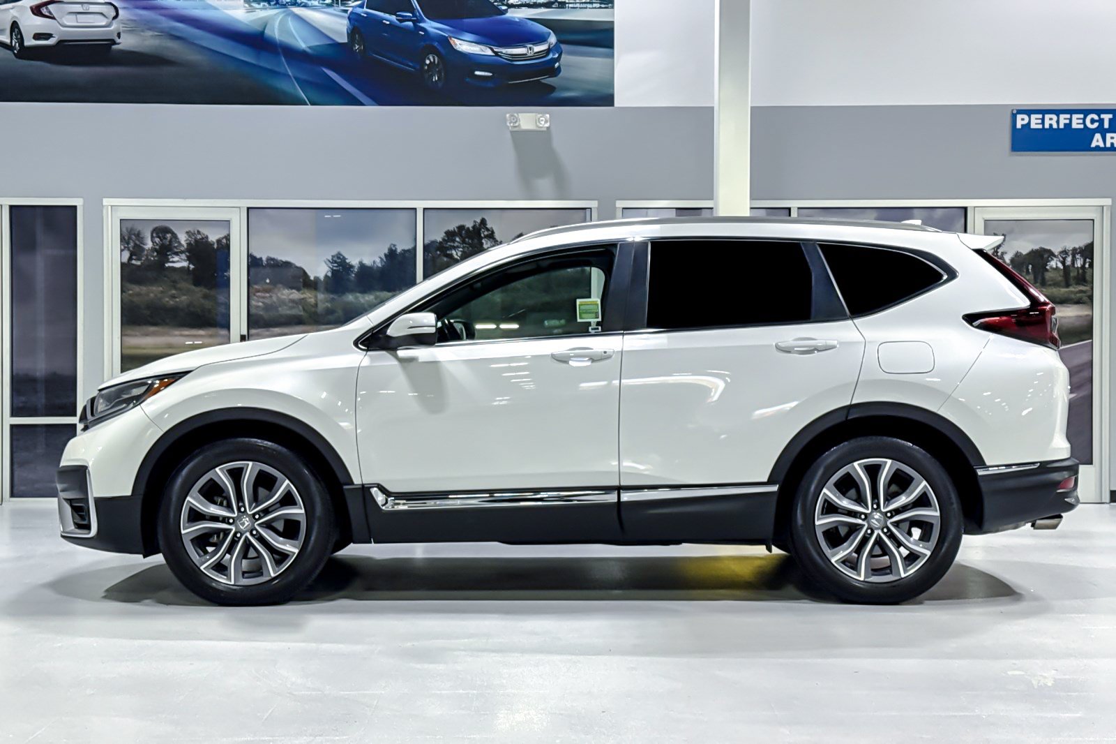 Used 2020 Honda CR-V Touring image 2