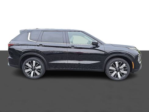 New 2025 Mitsubishi Outlander SE image 3