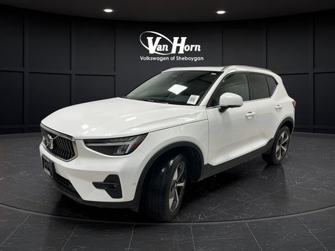 Used 2023 Volvo XC40 B5 Plus w/ Driver Assist Package AWD/4WD image 3