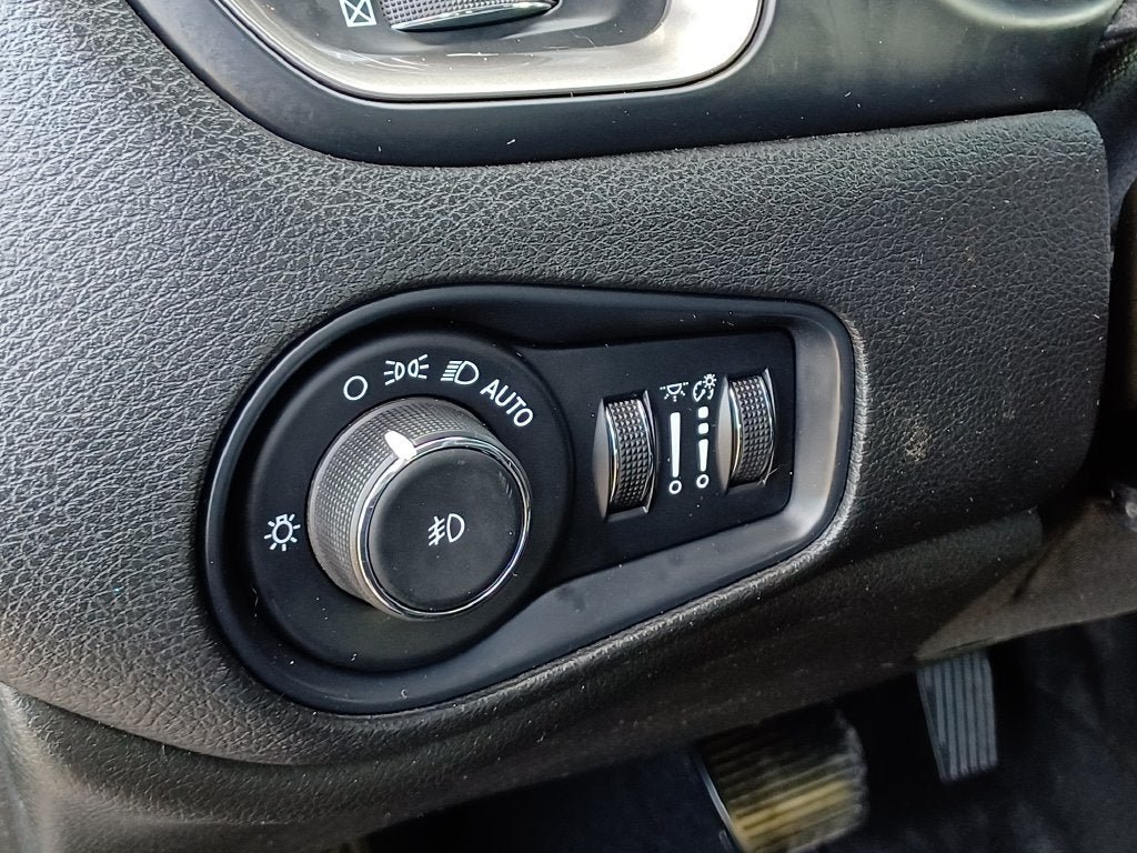 Used 2021 Jeep Renegade Limited AWD/4WD image 9