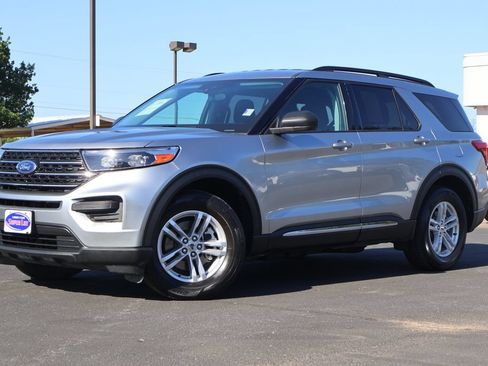 Certified 2024 Ford Explorer XLT RWD image 16