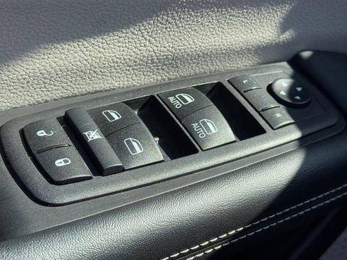 Used 2024 Chrysler Pacifica Touring-L image 25