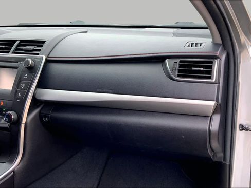 Used 2017 Toyota Camry SE w/ Moonroof Package FWD image 19
