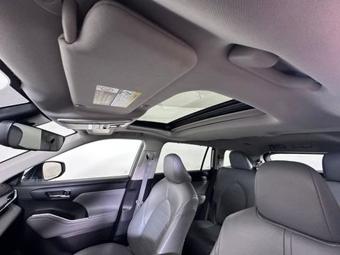 Used 2022 Toyota Highlander XLE AWD/4WD image 25