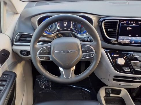 Used 2024 Chrysler Pacifica Touring-L FWD image 2
