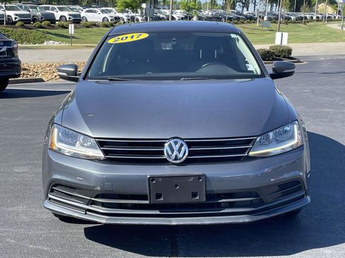 Used 2017 Volkswagen Jetta SE image 2