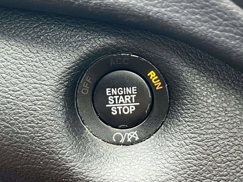 Used 2019 Jeep Cherokee Latitude Plus w/ Comfort/Convenience Group AWD/4WD image 32