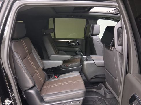 Used 2025 Chevrolet Suburban High Country AWD/4WD image 36