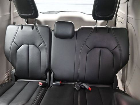Used 2023 Chrysler Pacifica Touring-L image 16