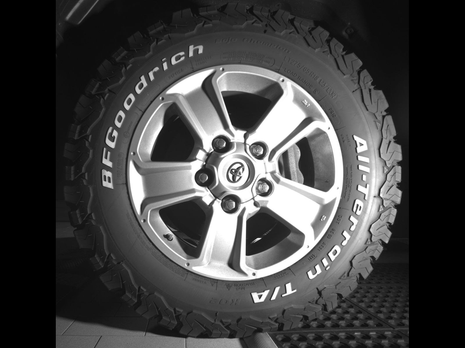 Used 2018 Toyota Tundra SR5 AWD/4WD image 9