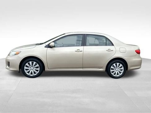 Used 2013 Toyota Corolla LE FWD image 2