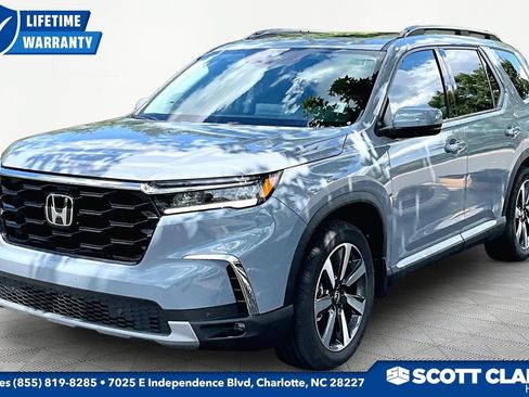 Used 2025 Honda Pilot Touring image 3