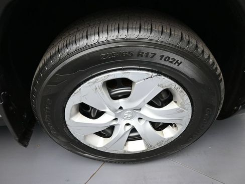 Used 2021 Toyota RAV4 LE AWD/4WD image 13