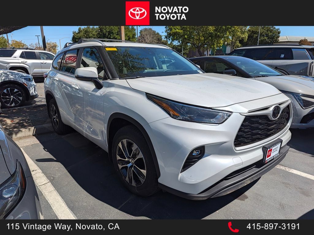 Used 2023 Toyota Highlander XLE AWD/4WD image 1
