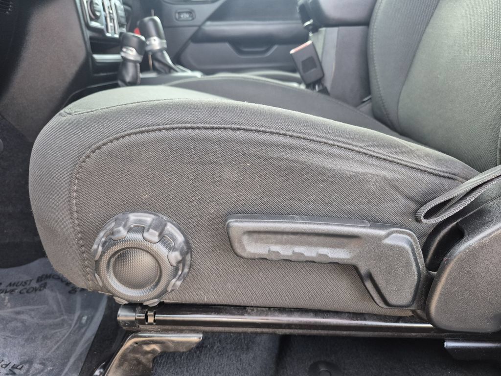 Used 2018 Jeep Wrangler Unlimited Sahara AWD/4WD image 12