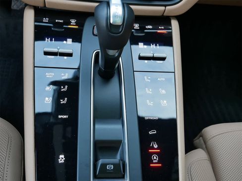 Used 2025 Porsche Macan image 18