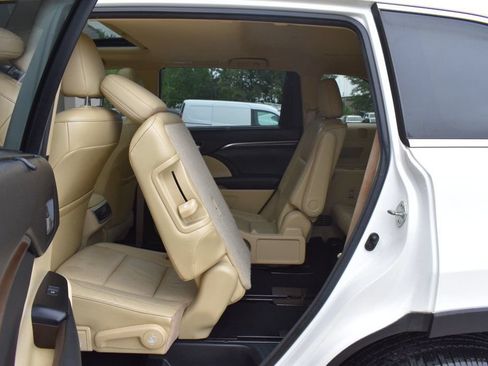 Used 2015 Toyota Highlander Limited FWD image 25