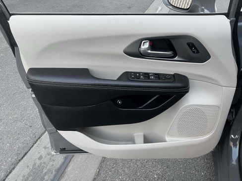 Used 2022 Chrysler Pacifica Touring-L image 73