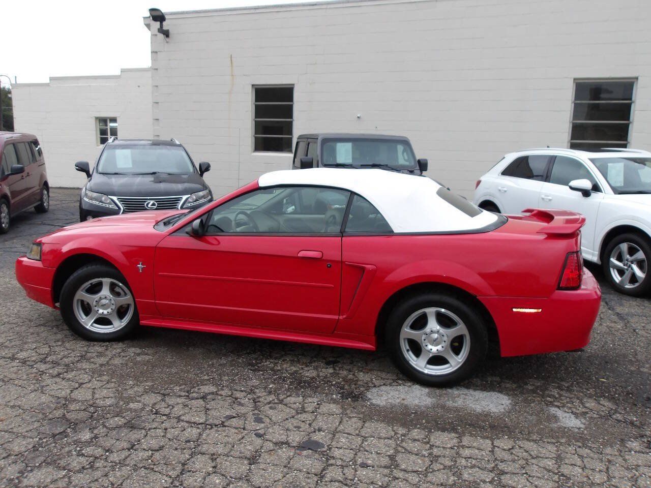 Used 2003 Ford Mustang Convertible RWD image 3