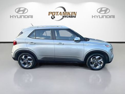 Used 2024 Hyundai Venue SEL FWD image 4