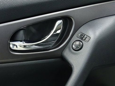 Used 2016 Nissan Rogue SV image 25