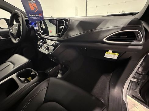 Used 2026 Chrysler Pacifica Select FWD image 33