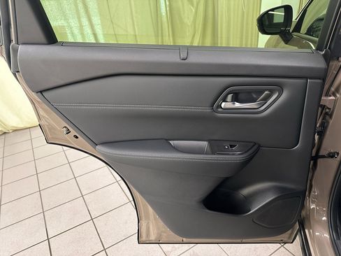 Used 2025 Nissan Rogue SL w/ Tech Package image 34