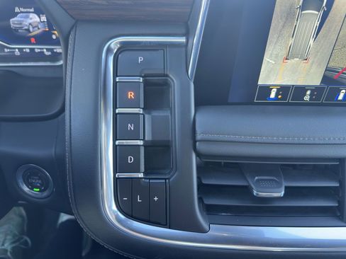 Used 2024 Chevrolet Suburban High Country image 11