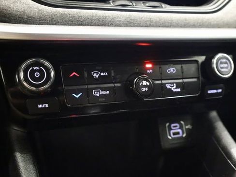 Used 2023 Jeep Compass Latitude image 24