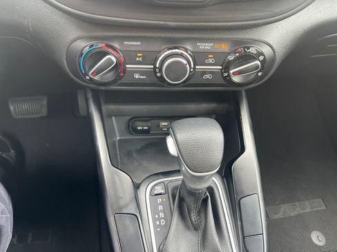 Used 2025 Kia Soul LX w/ LX Technology Package FWD image 11