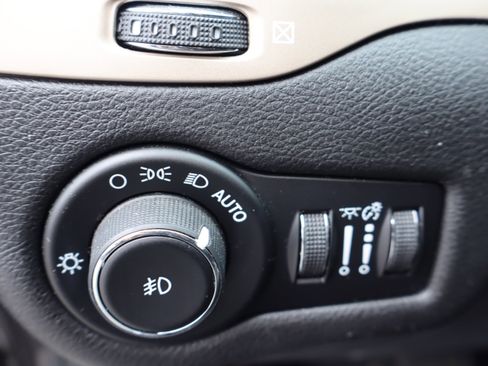 Used 2015 Jeep Cherokee Latitude w/ Cold Weather Group image 18