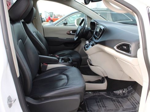 Used 2019 Chrysler Pacifica Touring-L image 21