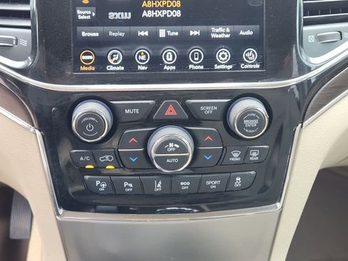 Used 2021 Jeep Grand Cherokee Overland AWD/4WD image 18