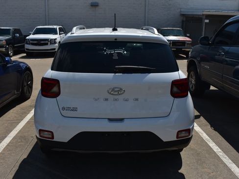 Used 2023 Hyundai Venue SEL FWD image 4