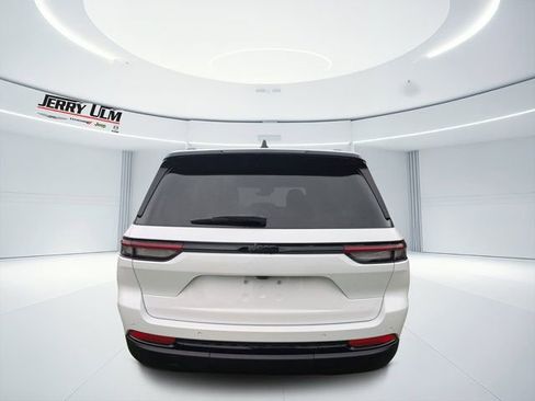 New 2025 Jeep Grand Cherokee Altitude image 4