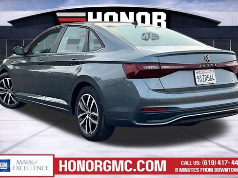 Used 2025 Volkswagen Jetta SE image 4