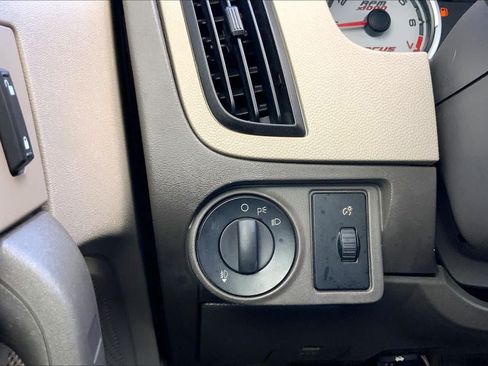 Used 2010 Ford Focus SE FWD image 32