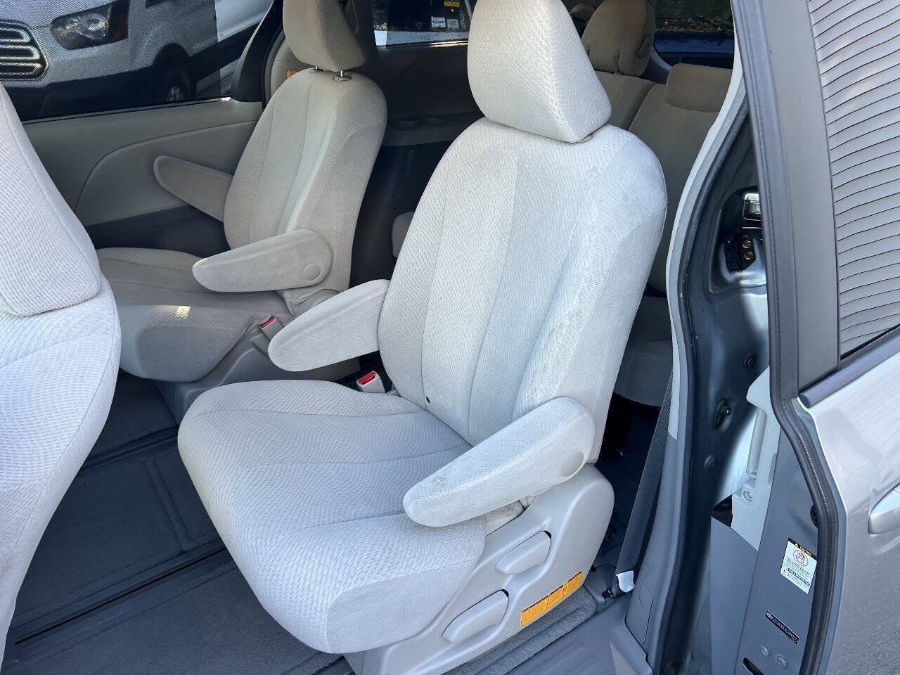 Used 2012 Toyota Sienna LE w/ Towing Pkg AWD/4WD image 23