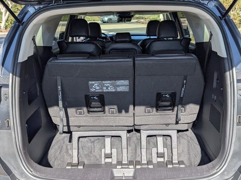 Used 2025 Kia Carnival image 10