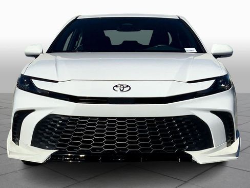 Used 2025 Toyota Camry SE image 3