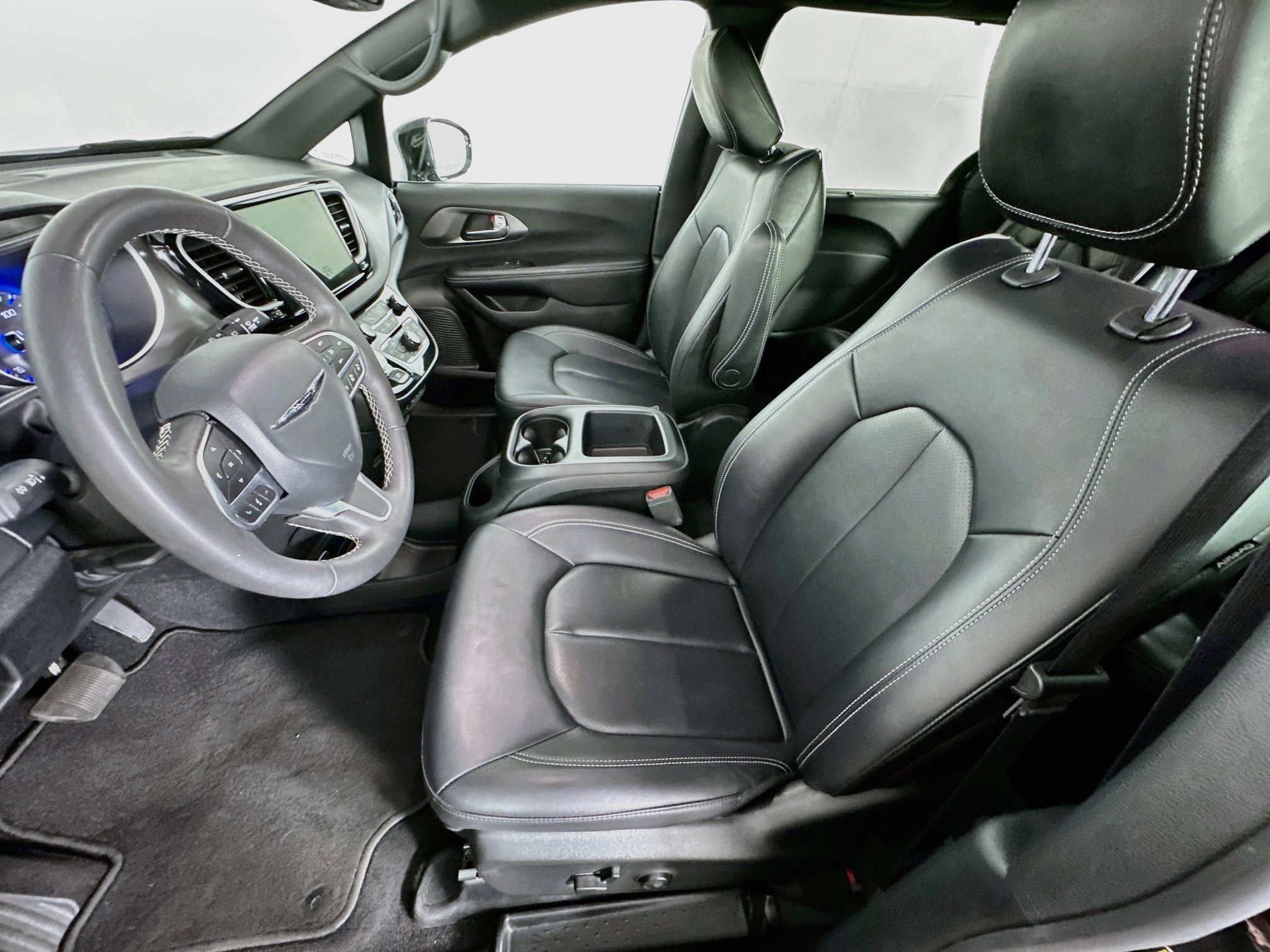 Used 2025 Chrysler Pacifica Select FWD image 13